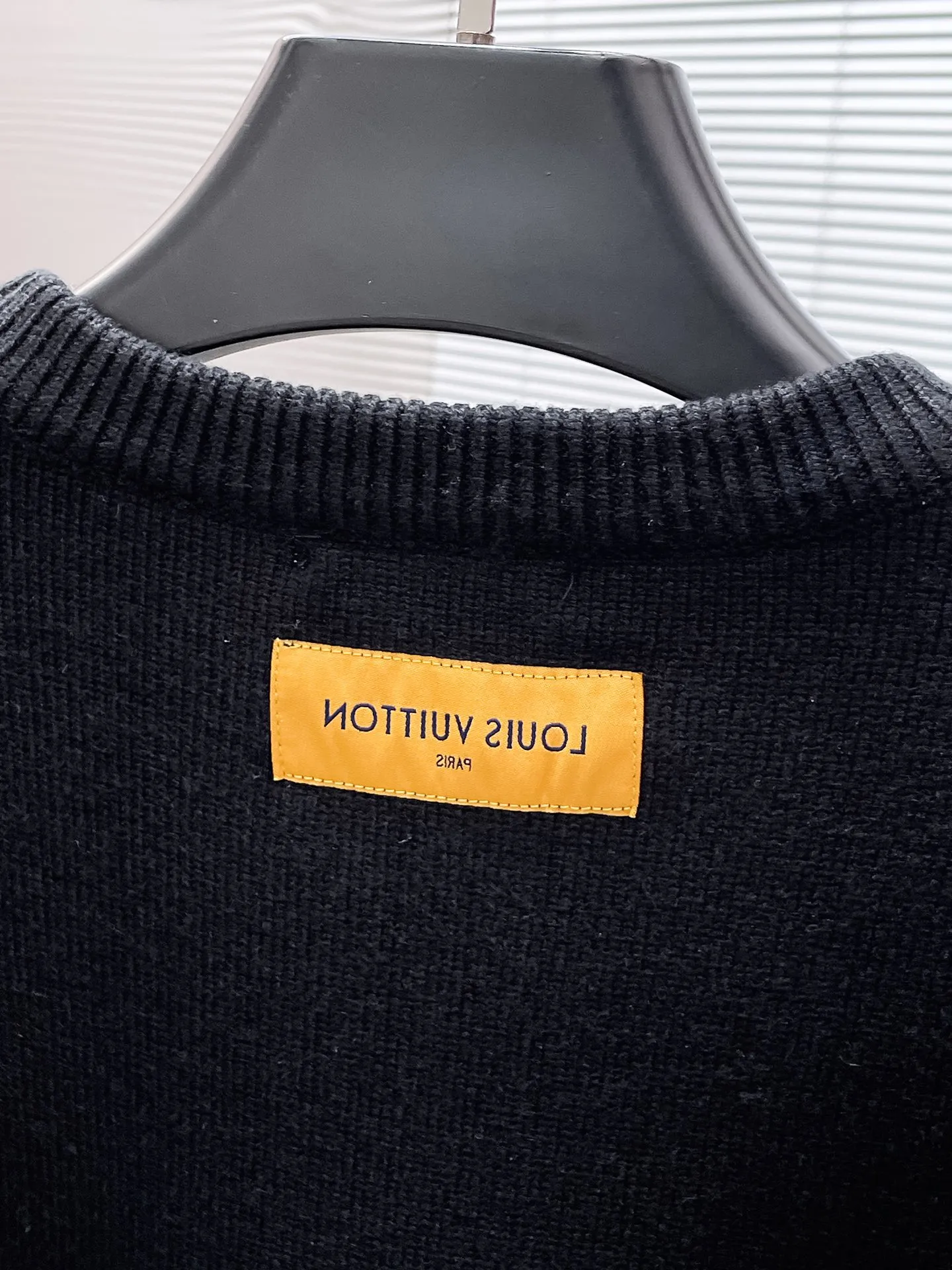 🅿️440 Louis Vuitton LV 2025ss new wool blended round neck long-sleeved sweater cardigan bottoming sweater, high-end version! The custom-made fabrics at the counter are highly breathable and comfortable, with impeccable details and brand element design concepts, reflecting high quality. It feels delicate and soft! It presents a casual cut and the upper body shape is great! 🐉Code size: M-3XL